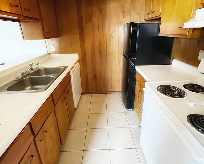 Skyview Court Apartments — Photo 4