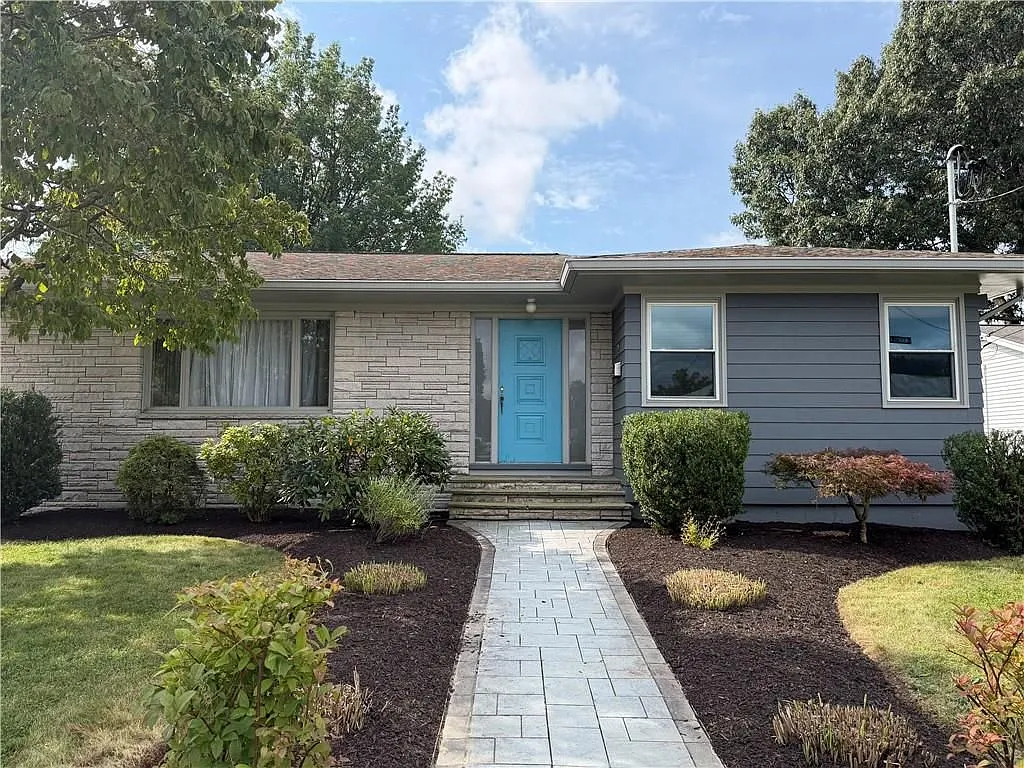 3 bed, 1.0 bath, 1581 sqft, $3,300 — Photo 3