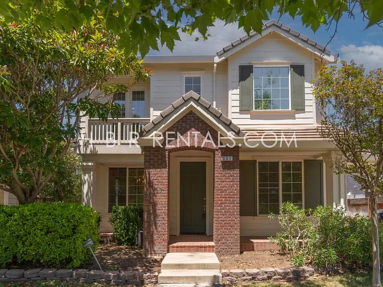 237 E Legacy Dr — Photo 3