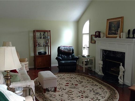 4th image of 69 Baywood Dr