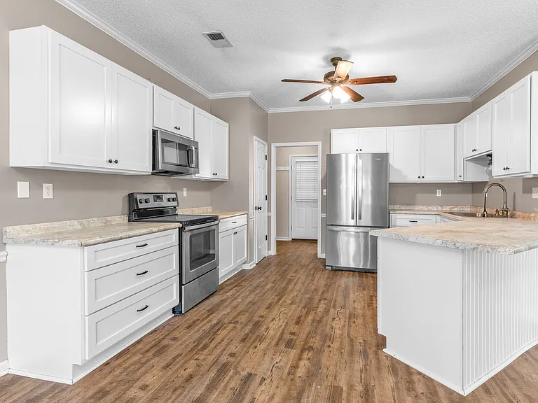 3933 Oak Forest Dr — Photo 10