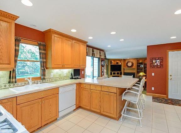 2nd image of 2305 Fountain Ln N