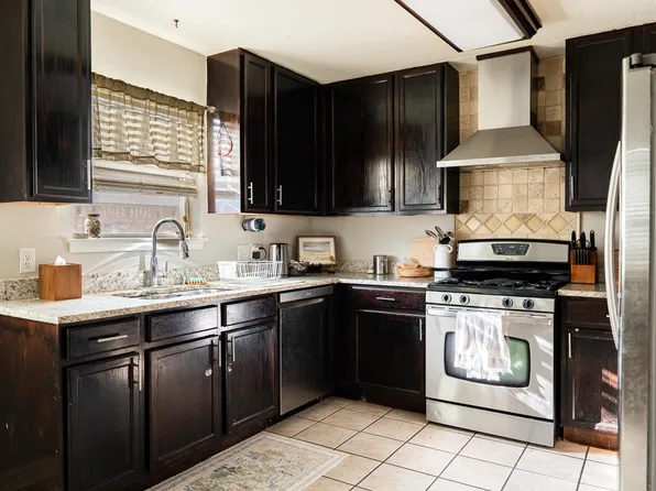 450 Biscayne St, Giddings, TX 78942