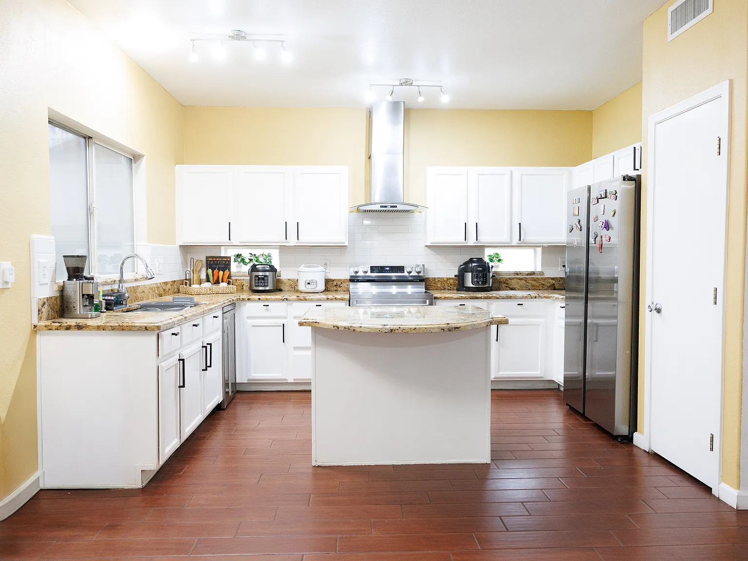 5 bed, 2489 sqft, $2,900 — Photo 4