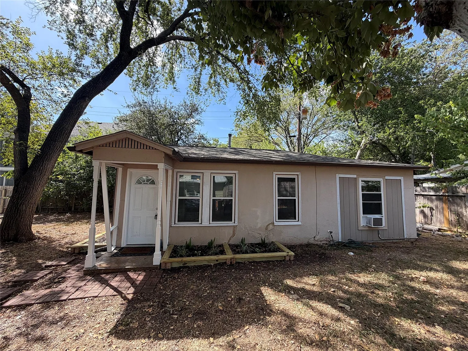 2 bed, 1.0 bath, 704 sqft, $1,950 — Photo 2