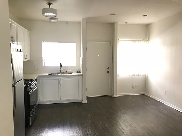 251 Robinson St — Photo 8