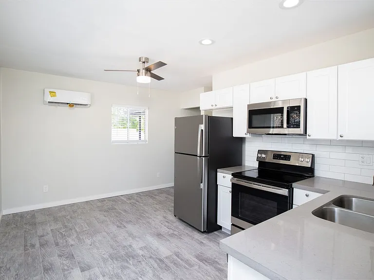 2122 W Augusta Ave #7 — Photo 41