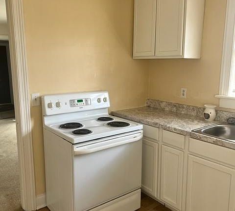 Range and Refridgerator included