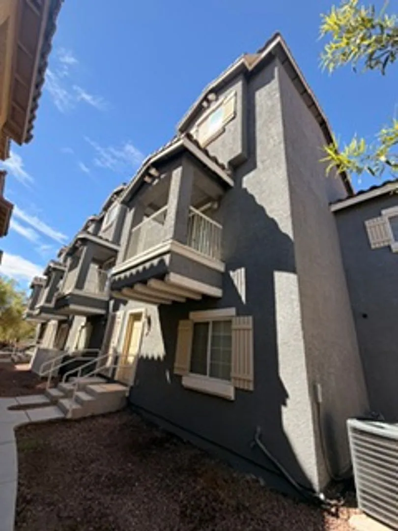 Spacious 3-story townhome located in a desirable gated community! — Photo 1