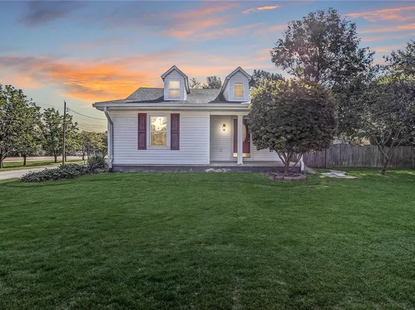 2735 Walter St, Godfrey, IL 62035