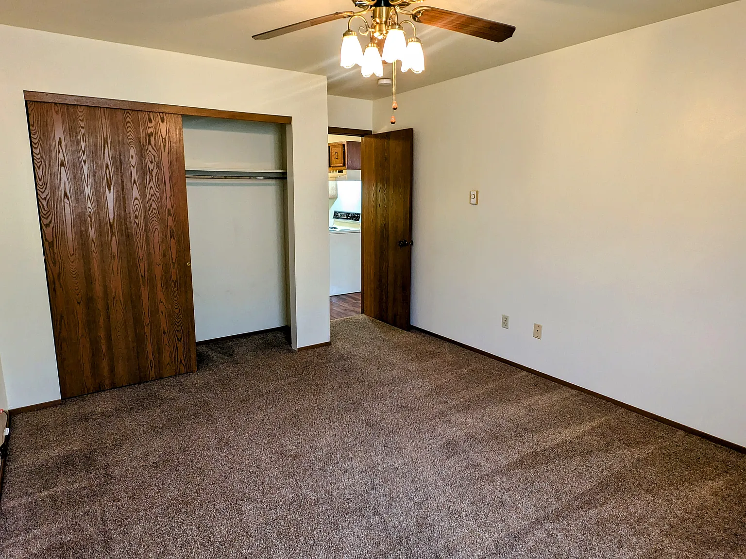COLONIAL SQUARE APARTMENTS — Photo 2