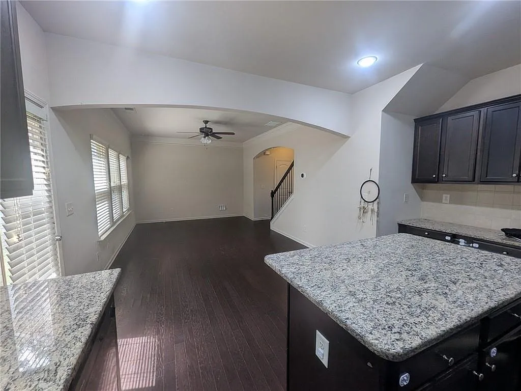 3 bed, 2.5 bath, 1453 sqft, $2,195 — Photo 4
