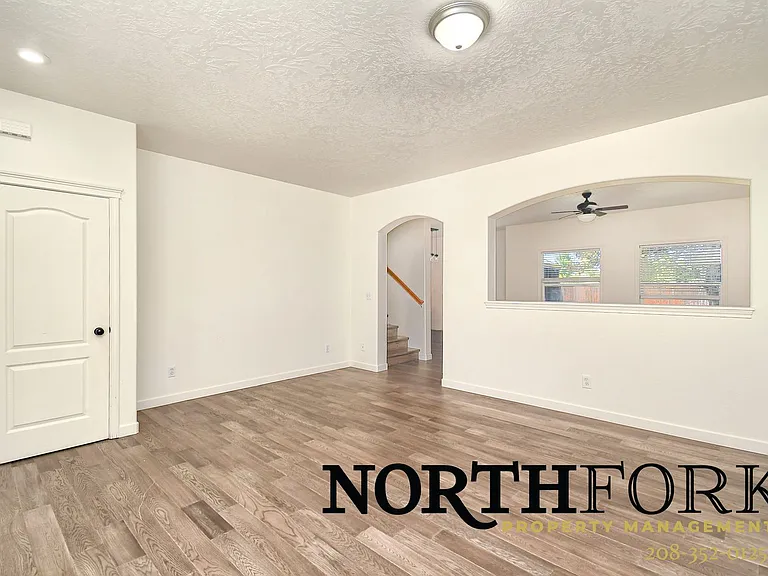 1322 E Grand Canyon St — Photo 6