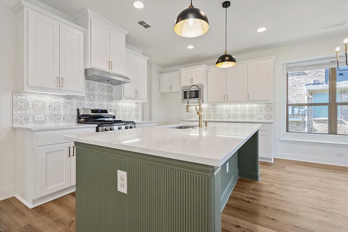 4 bed, 3.5 bath, 3391 sqft, $4,295 — Photo 4