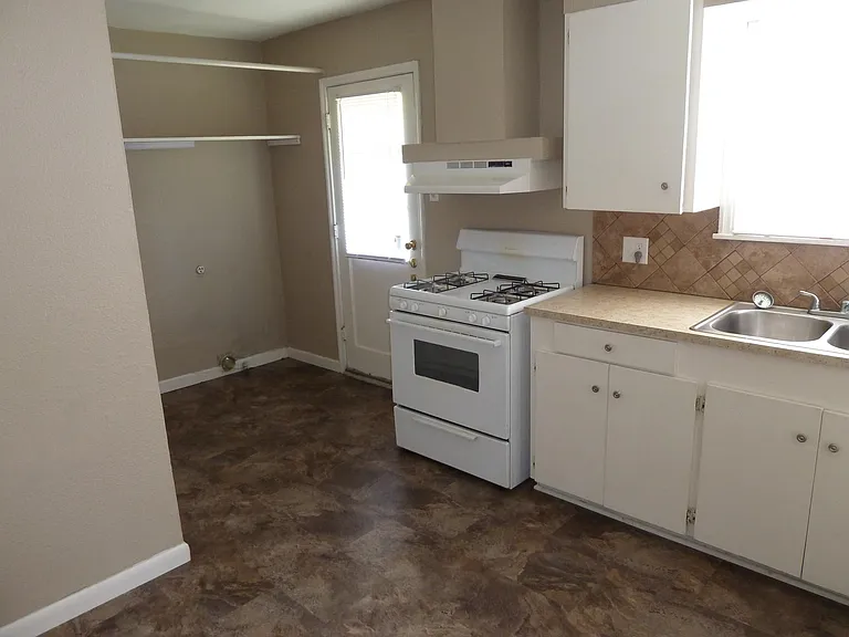 1006 Ronald Dr — Photo 4