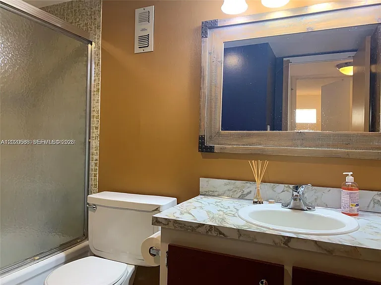 2731 Taft St #311 — Photo 9