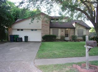 921 Crossing Rd, Angleton, TX 77515