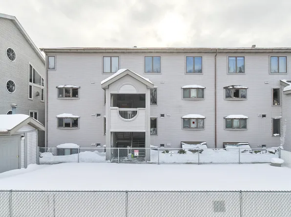 317 5th Ave APT 4, Manistee, MI 49660