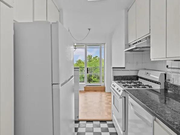 2727 Palisade Avenue image 7 of 22