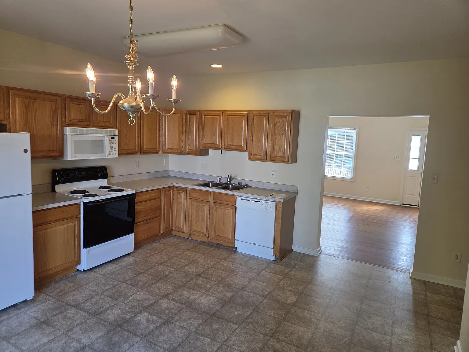 3 bed, 2.5 bath, 1510 sqft, $2,000 — Photo 2
