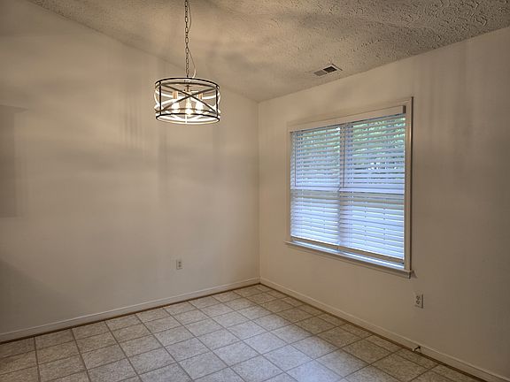 Open Kitchen & Breakfast Nook