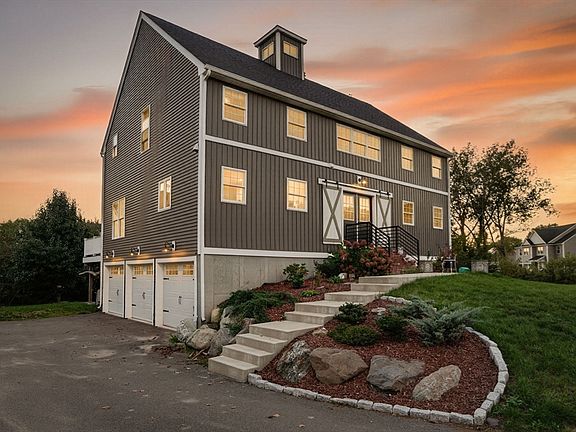 2nd image of 124 Tiffany St