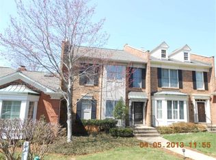 1328 Navajo Ct, Indian Hills, KY 40207