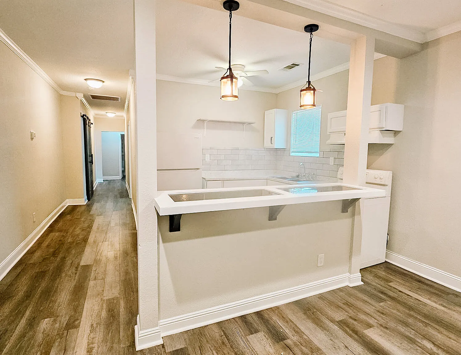 2 bed, 1.0 bath, 795 sqft, $824 — Photo 2