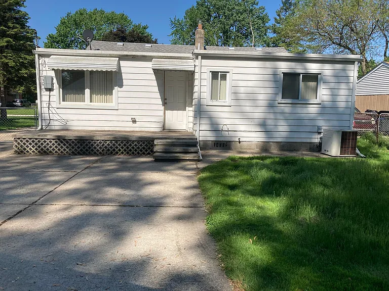 28480 Stuart Ave — Photo 3