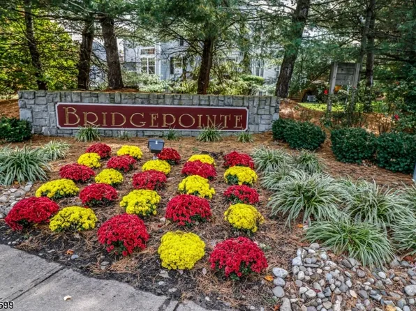 33 Harbor Bay Cir, Laurence Harbor, NJ 08879