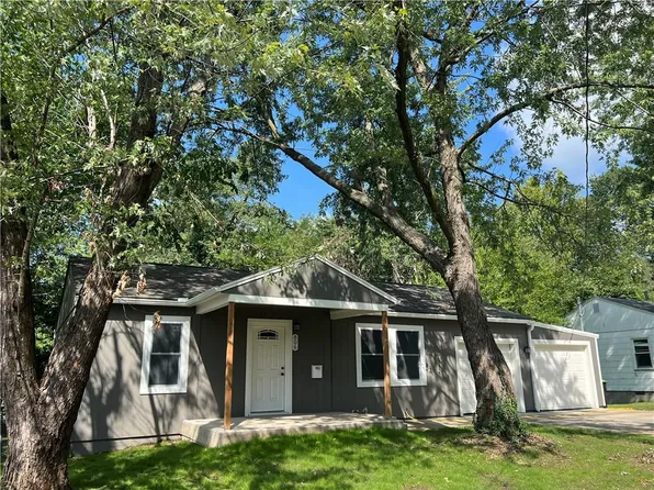 806 Park Ln, Harrisonville, MO 64701