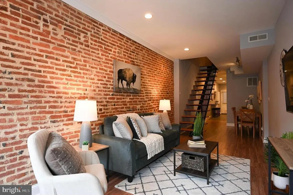 2529 Foster Ave — Photo 2