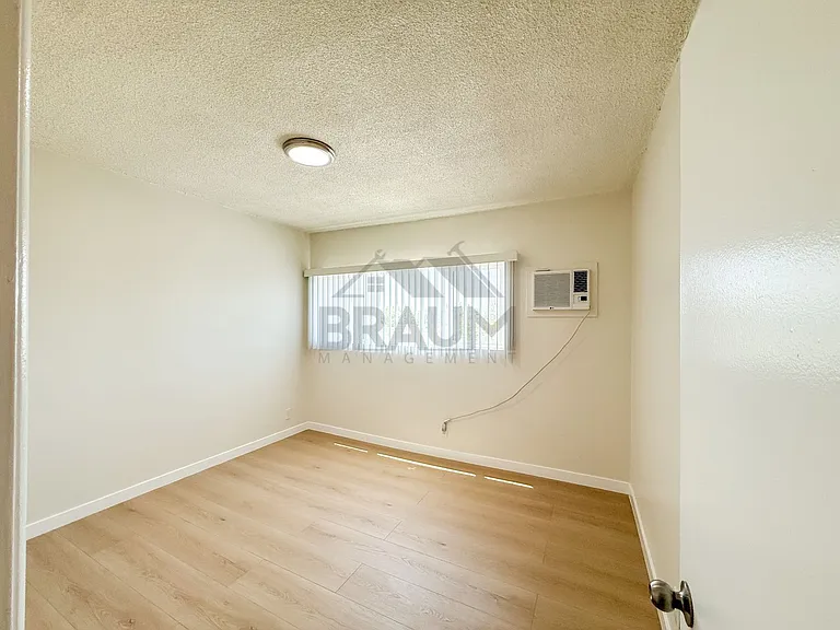 13129 OXNARD ST. — Photo 40