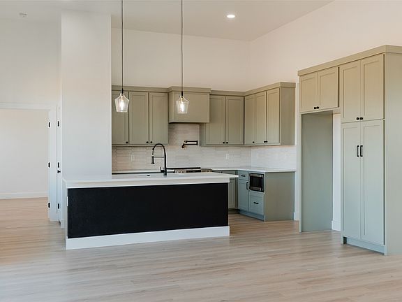 3rd image of 592 Highview Ct