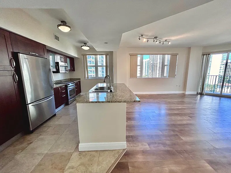 19900 E Country Club Dr — Photo 2