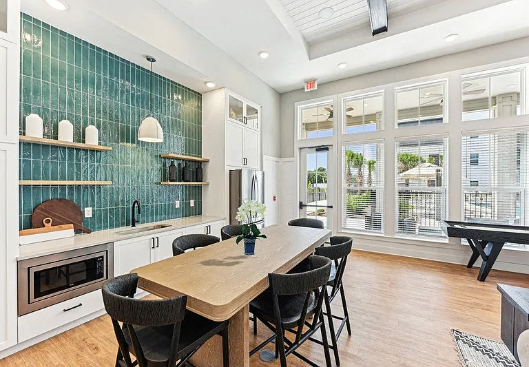 District West — Photo 14