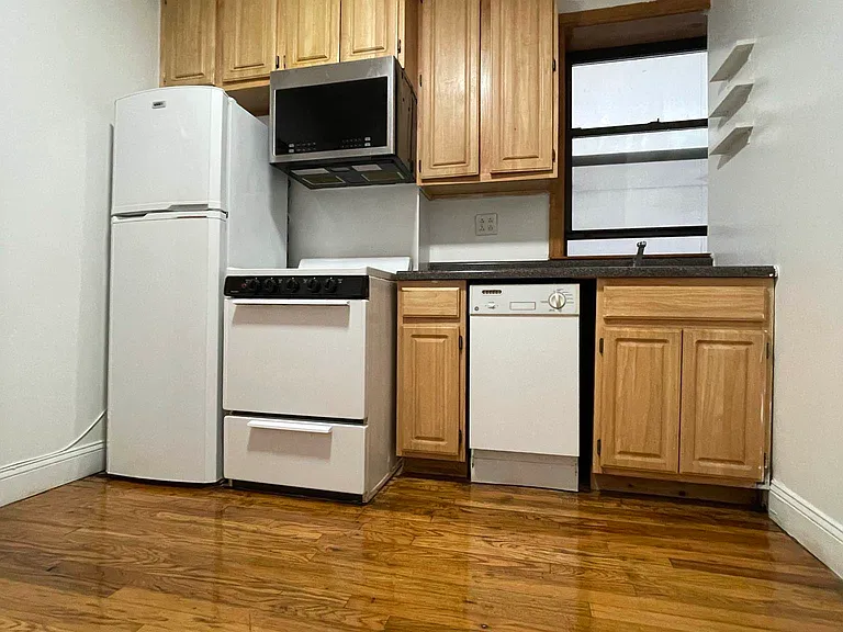 238 E 25th St #16 — Photo 1