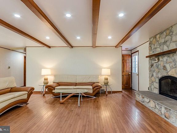 3rd image of 887 Woodbury Dr