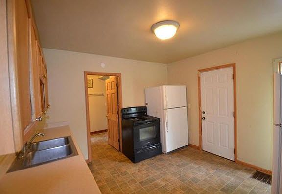 3rd image of 251 N Prairie St