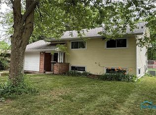 813 Maple Ln, Waterville, OH 43566