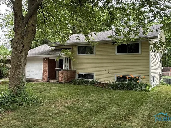 813 Maple Ln, Waterville, OH 43566