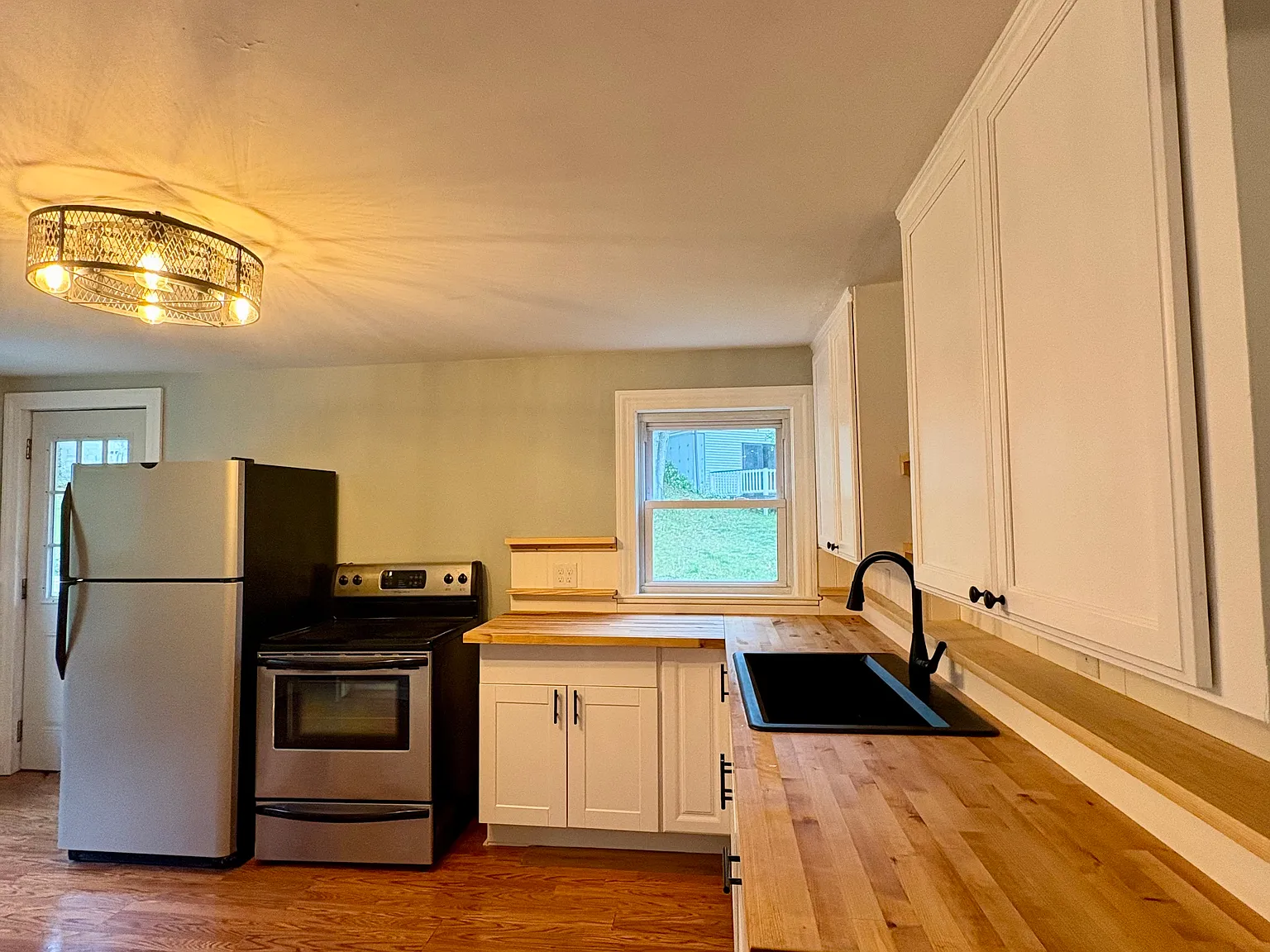 3 bed, 1150 sqft, $2,200 — Photo 3