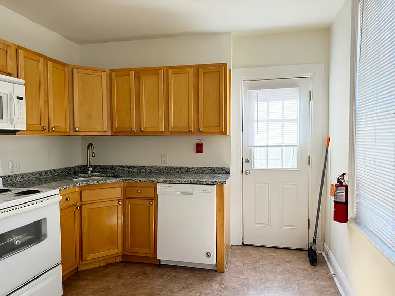 2528 Poplar St #1 — Photo 6