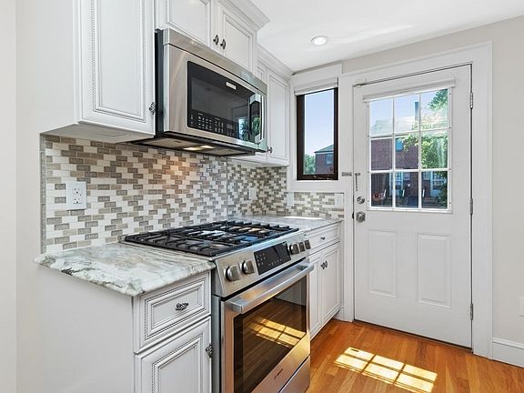 5th image of 958 Belmont St #958