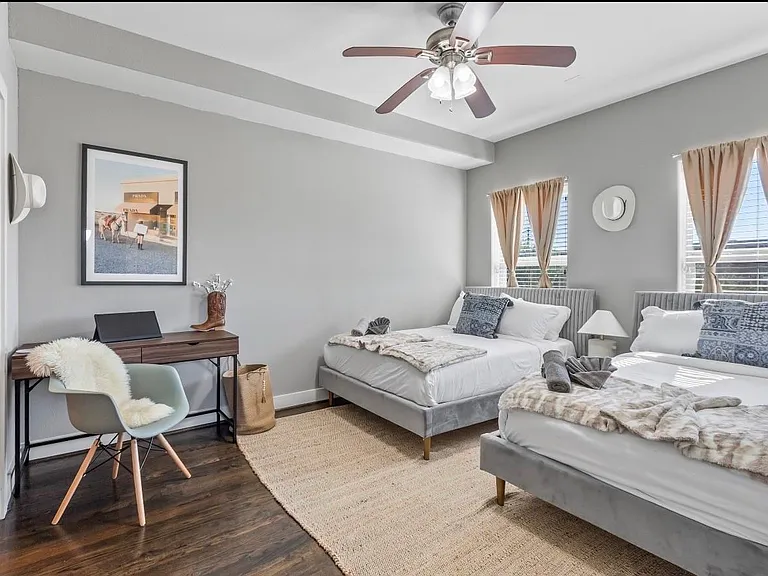 2911 Blodgett St — Photo 5