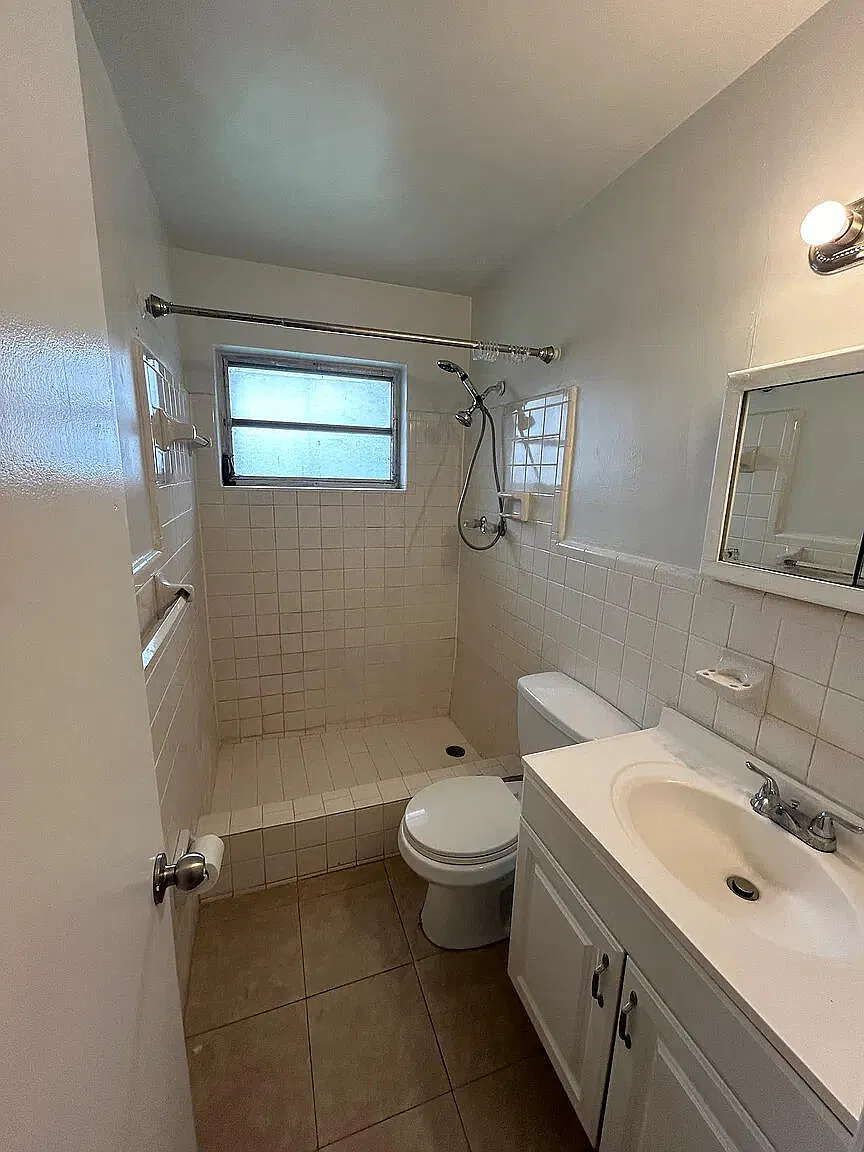 2 bed, 1.0 bath, 2735 sqft, $1,900 — Photo 4