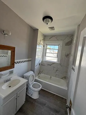 565 E Elm St #4 — Photo 2