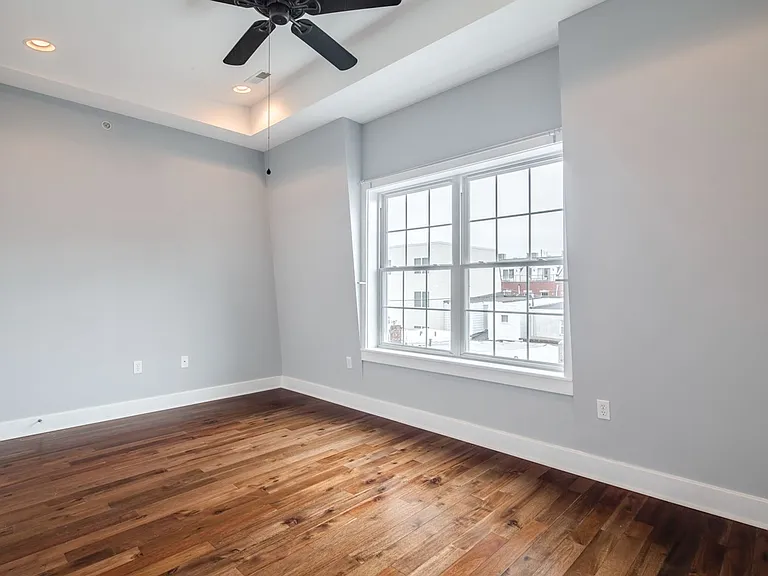 2633 Catharine Street — Photo 15