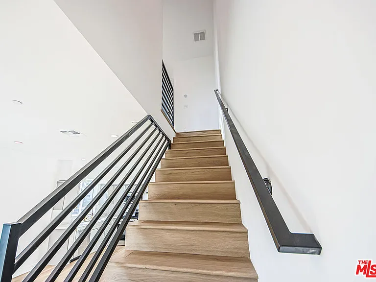 11443 1/2 Hatteras St — Photo 25