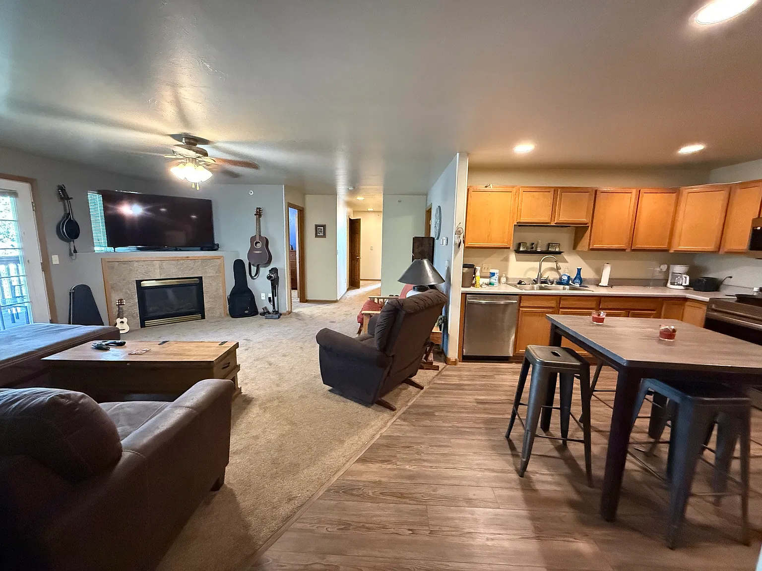 3 bed, 1100 sqft, $2,100 — Photo 2